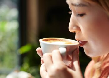 Minum Kopi Bisa Turunkan Risiko Kematian Akibat Duduk Terlalu Lama