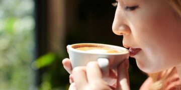 Minum Kopi Bisa Turunkan Risiko Kematian Akibat Duduk Terlalu Lama