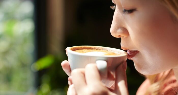 Minum Kopi Bisa Turunkan Risiko Kematian Akibat Duduk Terlalu Lama